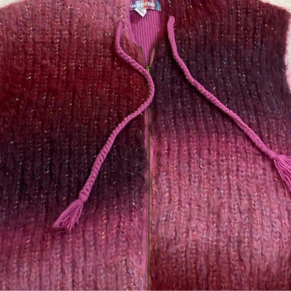 Urban Outfitters Hooded Zip-Up Sweater Vest EUC
Smoke/Pet Free - Picture 6 of 12